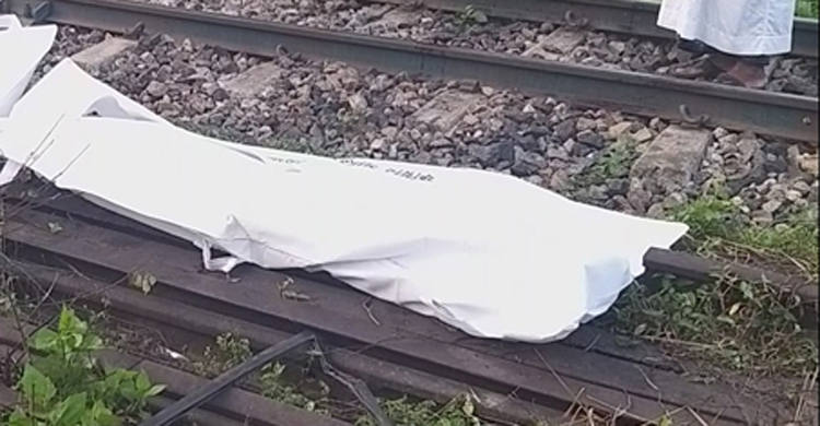 ট্রেন দেখতে গিয়ে ট্রেনের ইঞ্জিনের ধাক্কায় প্রাণ গেল নানা নাতনীর